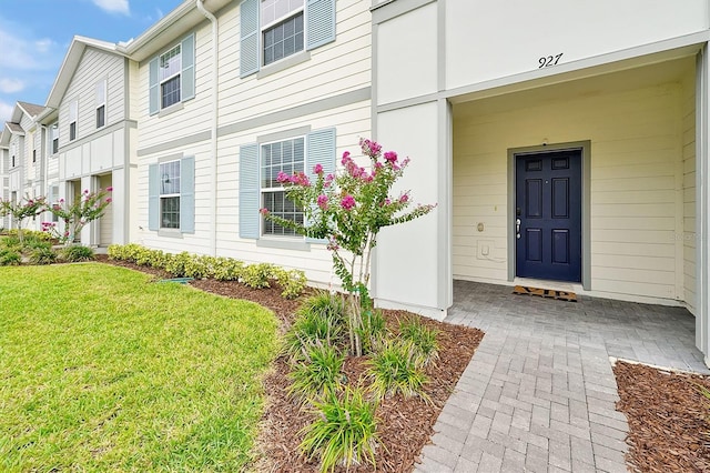 927 Paradise Dr, Davenport, FL 33897 - view of exterior entry featuring a yard and a residential view