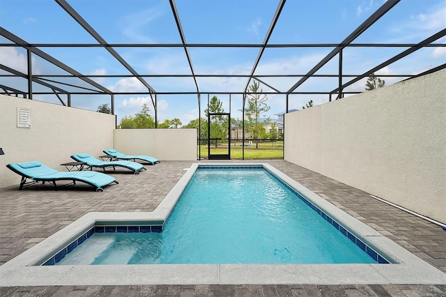 927 Paradise Dr, Davenport, FL 33897 - outdoor pool with a patio area and glass enclosure