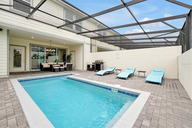 927 Paradise Dr, Davenport, FL 33897 - swimming pool with outdoor lounge area, a patio area, and glass enclosure