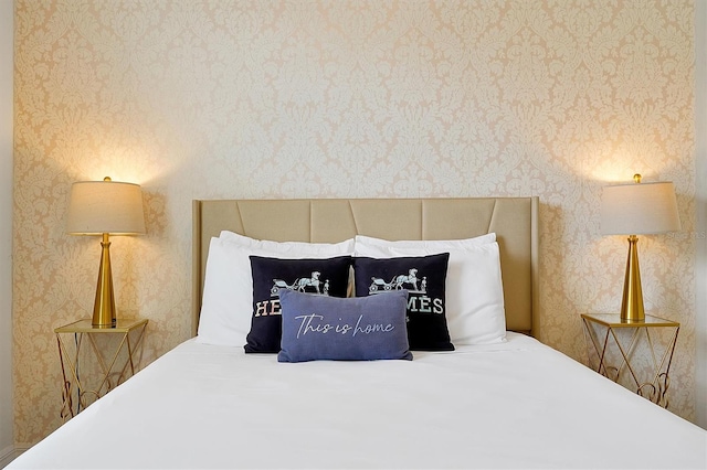 927 Paradise Dr, Davenport, FL 33897 - bedroom featuring wallpapered walls