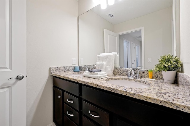 927 Paradise Dr, Davenport, FL 33897 - full bath with double vanity