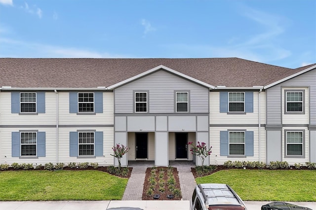 927 Paradise Dr, Davenport, FL 33897 - view of property with a front yard and a shingled roof