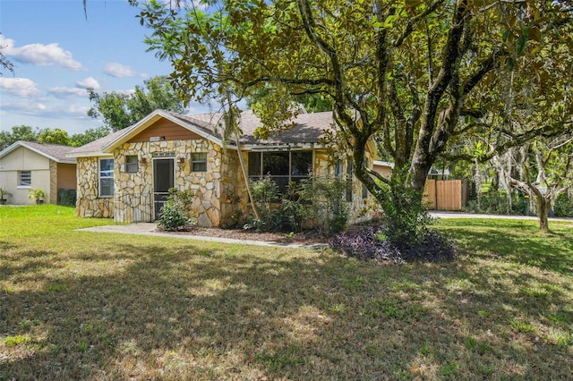 1108 W Minnehaha Ave, Clermont, FL 34711 - view of front facade with stone siding and roof with shingles
