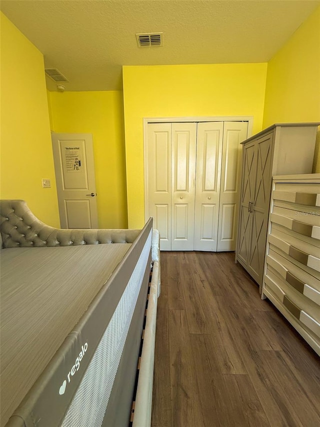 1047 Oak Bluff Dr, Davenport, FL 33837 - bedroom featuring dark wood-type flooring and a closet