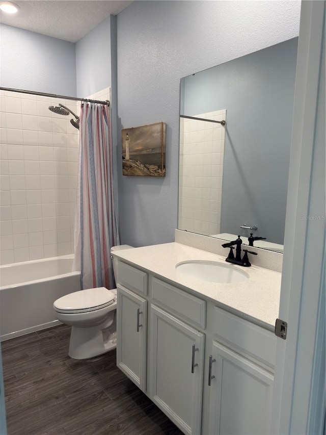 1047 Oak Bluff Dr, Davenport, FL 33837 - full bathroom with vanity, wood finished floors, shower / tub combo with curtain, and a textured ceiling
