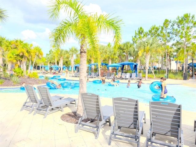 1047 Oak Bluff Dr, Davenport, FL 33837 - community pool with a patio area