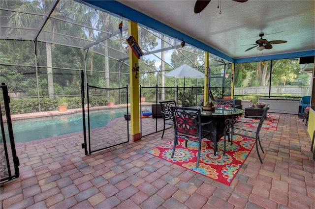 1624 Bear Crossing Cir, Apopka, FL 32703 - sunroom with ceiling fan and outdoor dining area