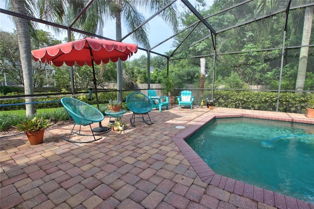 1624 Bear Crossing Cir, Apopka, FL 32703 - swimming pool with glass enclosure and a patio area