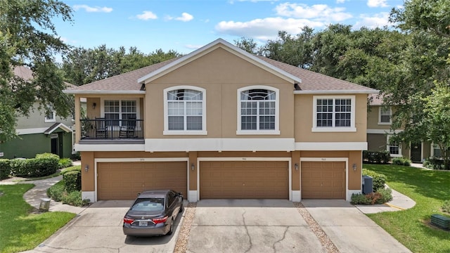 962 Ashworth Overlook Dr Unit C, Apopka, FL 32712 - view of front facade with stucco siding, a garage, driveway, a front lawn, and a shingled roof