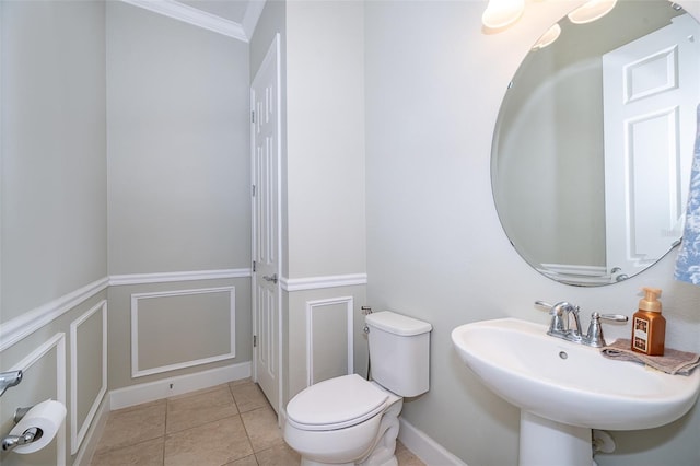 9379 Royal Estates Blvd, Orlando, FL 32836 - half bathroom featuring ornamental molding, tile patterned floors, a decorative wall, and wainscoting