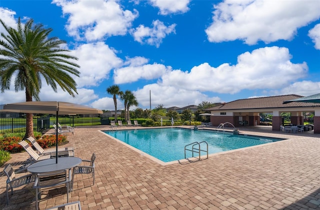 9379 Royal Estates Blvd, Orlando, FL 32836 - community pool with a patio area