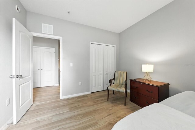 1551 Scarlet Oak Loop Unit B, Winter Garden, FL 34787 - bedroom featuring light wood-style flooring and a closet