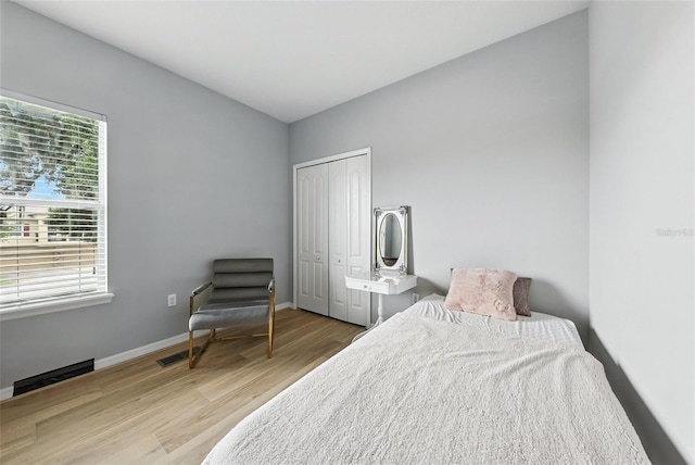 1551 Scarlet Oak Loop Unit B, Winter Garden, FL 34787 - bedroom with wood finished floors and a closet