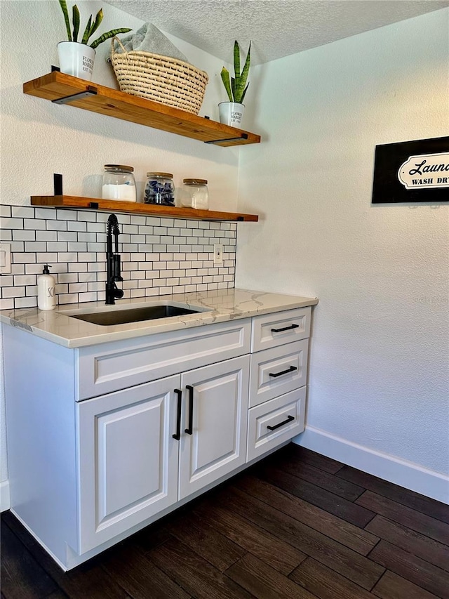 142 Reef Rd, South Daytona, FL 32119 - bar with decorative backsplash, dark wood finished floors, and a textured ceiling