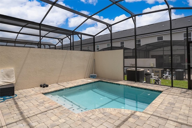 1660 Tropical Palms Cir, Kissimmee, FL 34747 - outdoor pool featuring a patio and glass enclosure