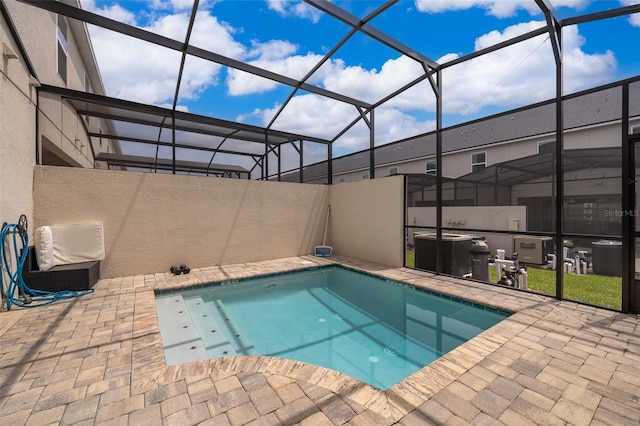 1660 Tropical Palms Cir, Kissimmee, FL 34747 - swimming pool with a patio area and a lanai
