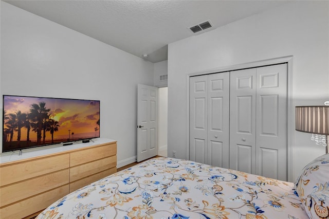 8827 Arrabida Ln, Orlando, FL 32836 - bedroom featuring a closet, wood finished floors, and a textured ceiling