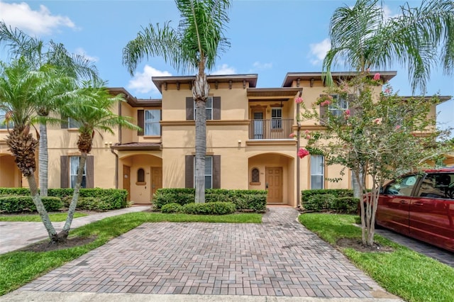 216 Bergamo Dr, Davenport, FL 33897 - view of front of property with a balcony and stucco siding