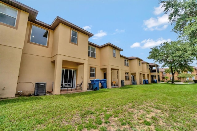 216 Bergamo Dr, Davenport, FL 33897 - back of property featuring stucco siding and a yard
