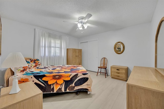 1238 Palmetto Rd, Eustis, FL 32726 - bedroom featuring a textured ceiling, light wood finished floors, a closet, and a ceiling fan