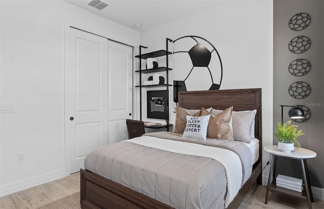 8267 Fenton St, Orlando, FL 32836 - bedroom with light wood-style flooring and a closet