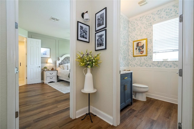 13235 Vennetta Way, Windermere, FL 34786 - ensuite bathroom featuring wood finished floors, vanity, a decorative wall, a wainscoted wall, and wallpapered walls