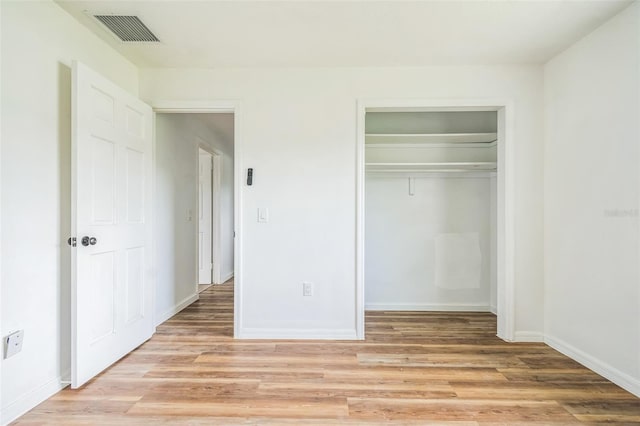 201 E 7th St, Chuluota, FL 32766 - unfurnished bedroom featuring light wood-style floors and a closet
