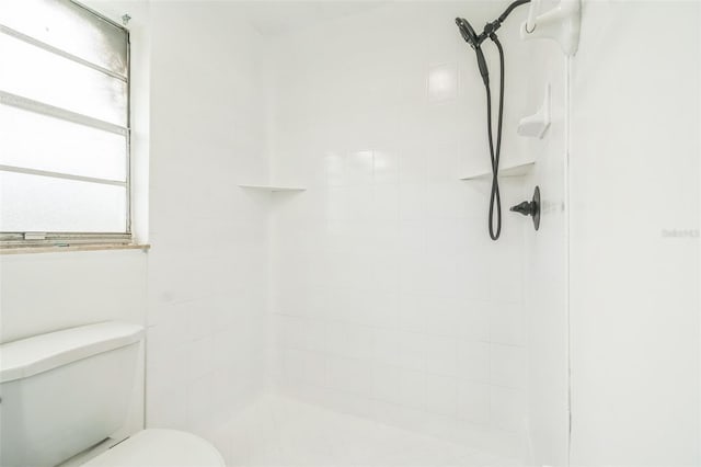 201 E 7th St, Chuluota, FL 32766 - bathroom featuring tiled shower