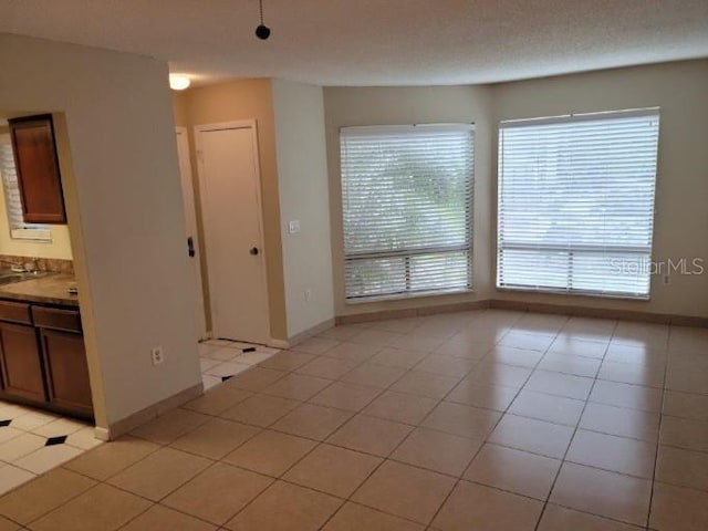 4322 Lakeway Dr Unit 13F, Orlando, FL 32839 - empty room featuring light tile patterned floors and a sink