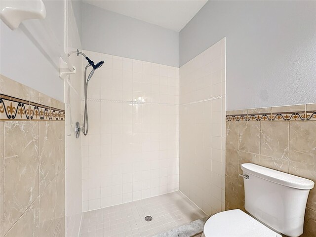229 Largovista Dr, Oakland, FL 34787 - full bath with tiled shower, tile walls, and wainscoting