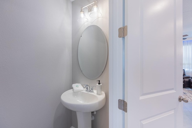 1030 Plantation Ln, Davenport, FL 33896 - bathroom with a sink