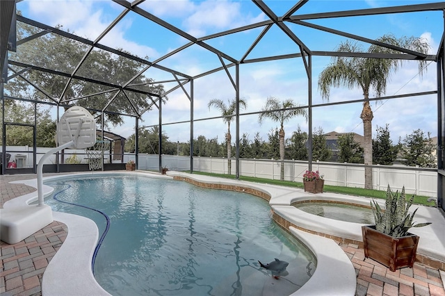 569 Yearling Cove Loop, Apopka, FL 32703 - view of swimming pool featuring a pool with connected hot tub, a fenced backyard, a lanai, and a patio area