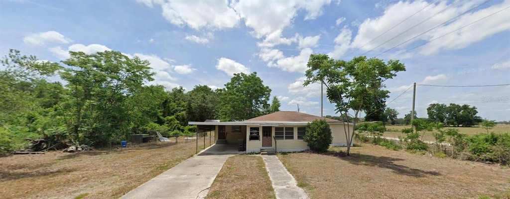 602 N W St, Bushnell, FL 33513 - bungalow-style house with driveway and an attached carport