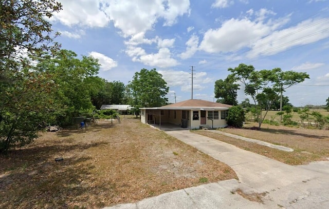 602 N W St, Bushnell, FL 33513 - view of front of house with concrete driveway and a carport