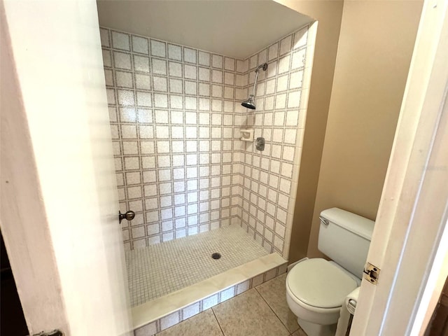 5359 Vineland Rd Unit S, Orlando, FL 32811 - bathroom featuring a tile shower and tile patterned flooring