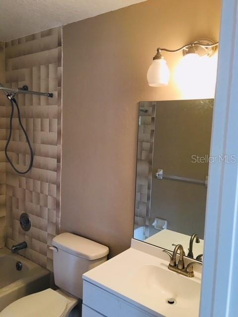3370 Cedar Springs Pl Unit 156, Winter Park, FL 32792 - bathroom featuring vanity and washtub / shower combination
