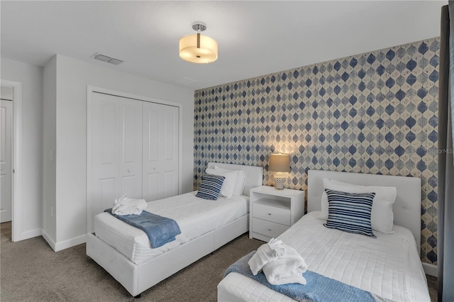 9005 Stinger Dr, Davenport, FL 33896 - carpeted bedroom with a closet and wallpapered walls