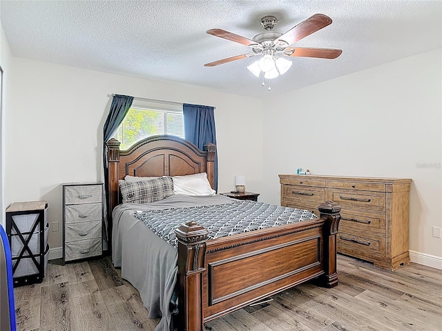 745 Mentmore Cir, Deltona, FL 32738 - bedroom featuring light wood-style flooring, a ceiling fan, and a textured ceiling