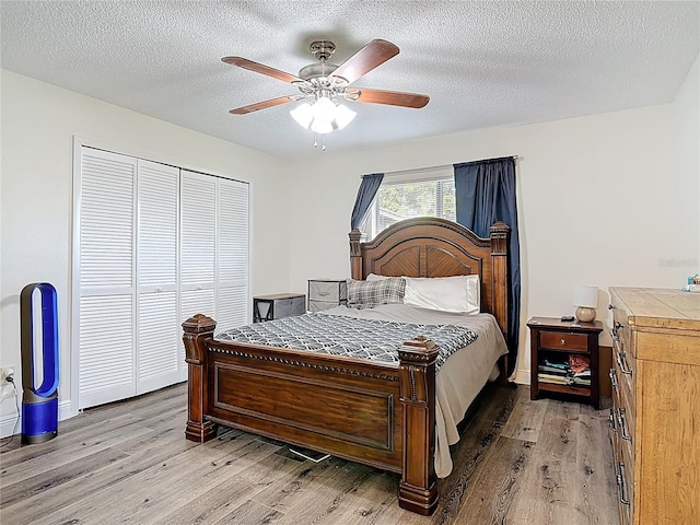 745 Mentmore Cir, Deltona, FL 32738 - bedroom with light wood-style floors, a textured ceiling, a ceiling fan, and a closet