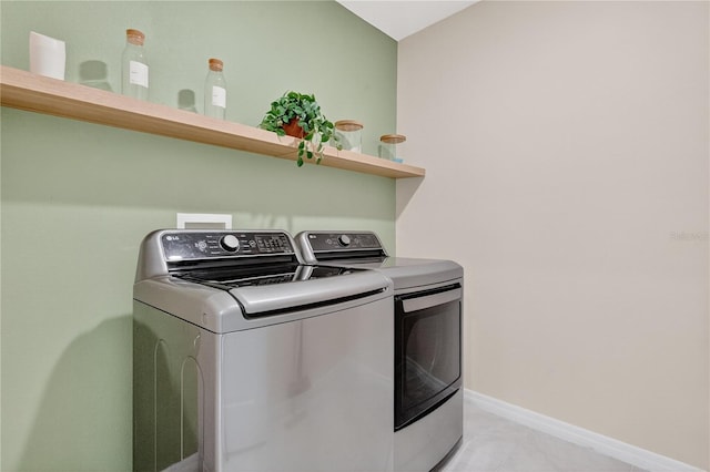 612 Auburn Grove Ter, Auburndale, FL 33823 - laundry area featuring washing machine and dryer and light tile patterned floors