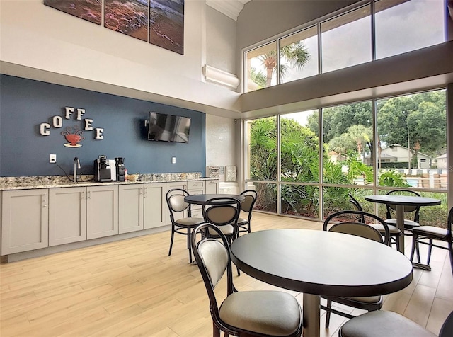 3507 Tenby Cir, Clermont, FL 34711 - dining space featuring a towering ceiling, light wood-style flooring, and healthy amount of natural light