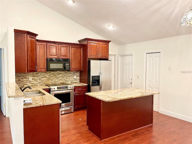957 Southridge Trl, Altamonte Springs, FL 32714 - kitchen featuring appliances with stainless steel finishes, tasteful backsplash, a textured ceiling, vaulted ceiling, and a center island
