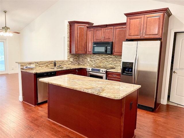 957 Southridge Trl, Altamonte Springs, FL 32714 - kitchen featuring stainless steel appliances, vaulted ceiling, backsplash, and dark wood-style floors