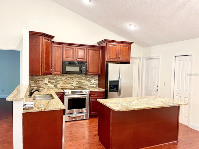 957 Southridge Trl, Altamonte Springs, FL 32714 - kitchen featuring stainless steel appliances, decorative backsplash, lofted ceiling, dark wood-style floors, and a textured ceiling