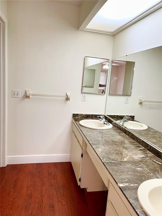 957 Southridge Trl, Altamonte Springs, FL 32714 - bathroom with double vanity and wood finished floors