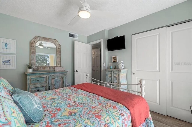 431 Cerromar Ln Unit 446, Venice, FL 34293 - bedroom with wood finished floors, a textured ceiling, ceiling fan, and a closet