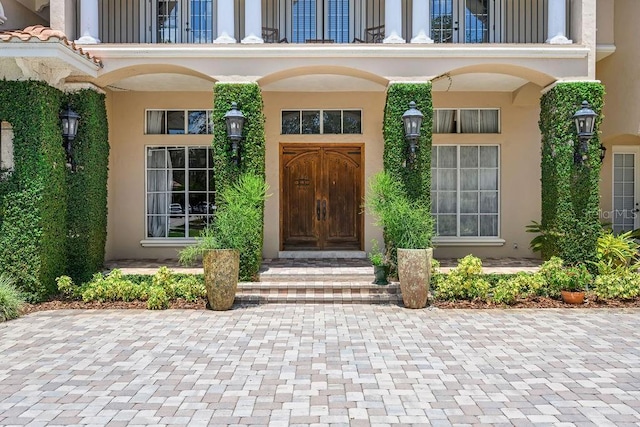 11209 Macaw Ct, Windermere, FL 34786 - entrance to property featuring stucco siding and a balcony