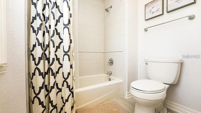 7650 Whisper Way Unit 304, Reunion, FL 34747 - bathroom featuring shower / tub combo with curtain and a textured wall