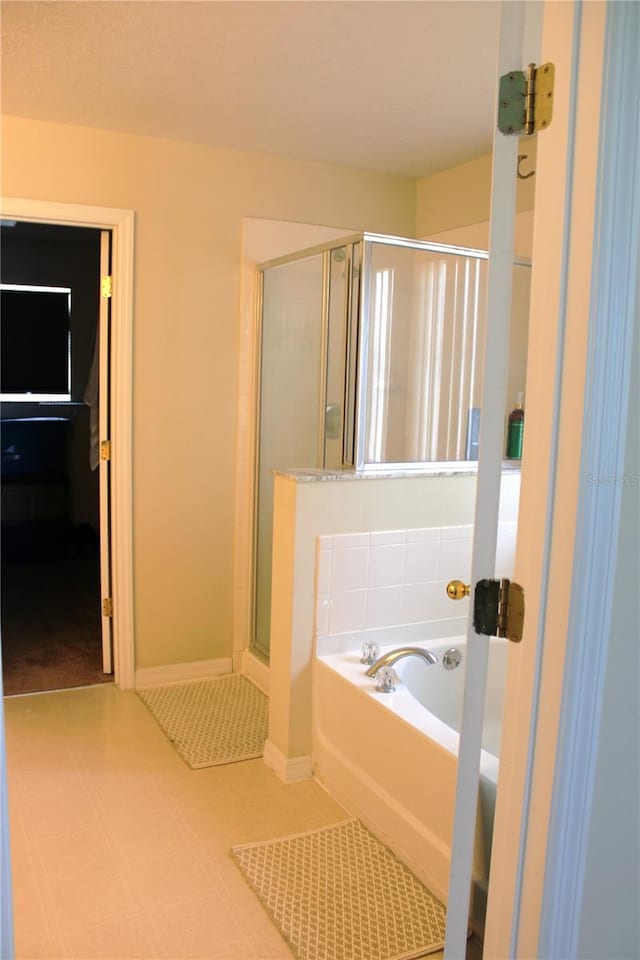 1533 Blue Sky Way, Clermont, FL 34714 - full bath featuring a stall shower and a garden tub