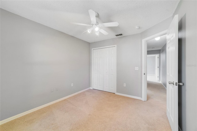 938 Gateshead Ct, Kissimmee, FL 34758 - unfurnished bedroom featuring light carpet, a textured ceiling, a closet, and a ceiling fan